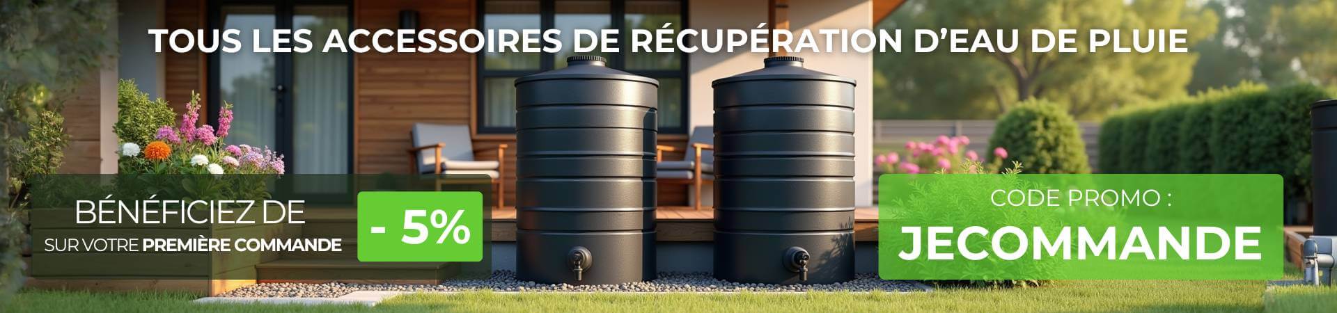 Bannière Multicuves.com, image de deux récupérateurs d'eau de pluie, posés devant la terrasse en bois d'une maison moderne