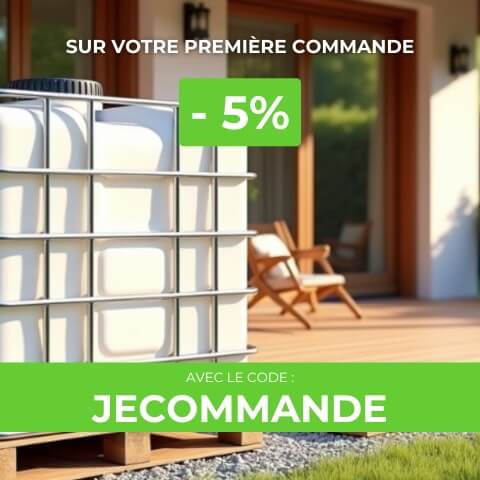 Bannière Multicuves.com, image d'une cuve posée devant la terrasse en bois d'une maison moderne