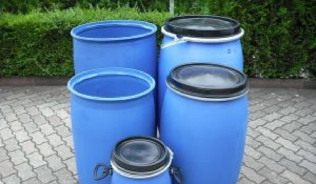 Fûts et bidons en plastique pour la récupération d'eau de pluie