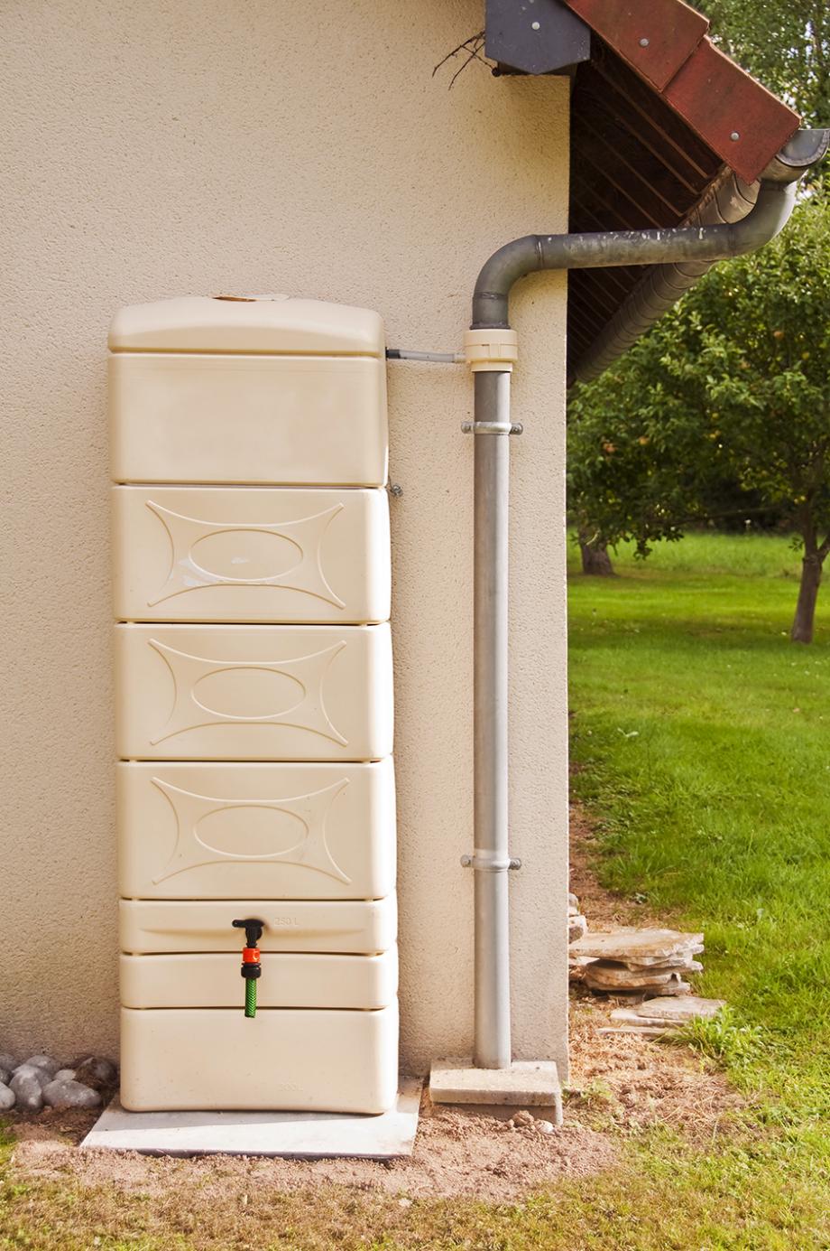 Récupérateur d'eau de pluie + collecteur d'eau de pluie branché à une gouttière